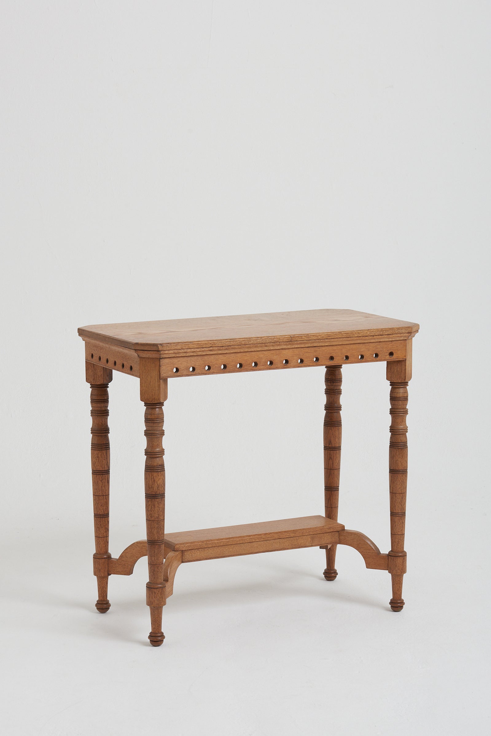 7894- Arts & Craft Oak Side Table